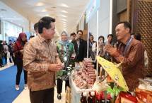 Direktur Utama BRI Hery Gunardi berbincang bersama UMKM