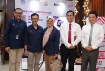 Direktur Utama Telkom Dian Siswarini (Tengah), Direktur Human Capital Management Telkom Willy Saelan (Kedua dari Kiri), dan EVP Telkom Regional 1 Dwi Pratomo Juniarto (Paling Kiri) saat mengunjungi booth Digistar pada acara Seminar Telkom AI Connect di Universitas Negeri Padang 