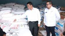 Menteri Pertanian (Mentan) Andi Amran Sulaiman bersama Kepala Staf Kepresidenan (KSP) Muhammad Qodari turun langsung ke lapangan untuk memastikan penurunan harga pupuk