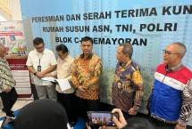 Wakil Menteri Sekretariat Negara (Wamensesneg) (tiga dari kiri) Juri Ardiantoro Direktur Utama PGN, Arief Kurnia Risdianto (paling kanan)