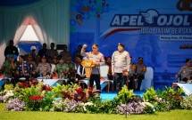 Kapolri Jenderal Listyo Sigit Prabowo memimpin Apel Ojek Online (Ojol) Kamtibmas di Stadion Gajayana, Malang, Jawa Timur, pada Jumat, 31 Oktober 2025