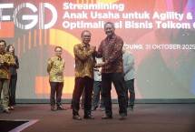 Jaksa Agung Muda Pembinaan, Dr. Hendro Dewanto, S.H., M.Hum (kiri) dan Direktur Strategic Business Development & Portfolio Telkom Seno Soemadji (kanan) pada acara &ldquo;Forum Group Discussion: Streamlining Anak Usaha untuk Agility & Optimalisasi Bisnis Telkom&rdquo;, pada Jumat (31/10) di Bandung.