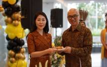 Seremoni Peresmian Kantor Cabang Pembantu (KCP) Palangkaraya dihadiri oleh Regional Director Kalimantan, Yulli Sumargo dan Head of Community Distribution Maybank Indonesia, Harryanto Pramono 