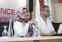 Direktur Utama Telkom Dian Siswarini saat sesi Press Conference pada acara Topping Off Hyperscale Data Center (HDC) NeutraDC-Nxera Batam, Kamis (30/10) di Batam.