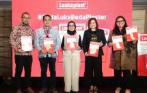 dari kiri: Irfan Pramono, Country Head Essity Indonesia; Gesit Kuntadi, Commercial Director of K-24 Group; Merry Delvia, Senior Category Manager, Guardian Indonesia; Yullis Hewis, Health Trading Controller, Watsons Indonesia; Joice Simanjuntak, Head of Marketing Essity for Central & East Asia dalam kegiatan edukasi perawatan luka ringan &ldquo;Beda Luka, Beda Plester&rdquo; yang diselenggarakan oleh Essity Indonesia.