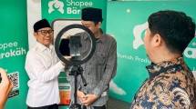 Menteri Koordinator Bidang Pemberdayaan Masyarakat, Muhaimin Iskandar bersama Director of Public Policy Shopee Indonesia, Radityo Triatmojo saat saat membuka program Shopee Barokah di Pondok Pesantren Bugen Al-Itqon