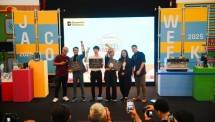 Head of Marketing PT Delifru Utama Indonesia Dessy Widia Nurselina Puspita (kedua dari kanan) berfoto bersama para pemenang Delifru Drink Expert National Championship 2025. 