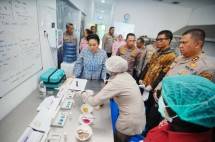Kapolri Jenderal Listyo Sigit Prabowo bersama Ketua Komisi IV DPR RI, Siti Hediati Hariyadi atau Titiek Soeharto, meninjau Satuan Pelayanan Pemenuhan Gizi (SPPG) Polri di Karanganyar, Jawa Tengah, pada Jumat (7/11/2025).