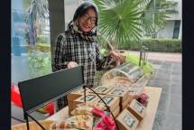 Bu Tami, istri pengemudi Bluebird dari Pool Ciputat, yang sukses mengembangkan usaha roti rumahan bernama Dapur Mitmut.