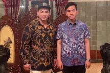 Hubungan pengusaha Bob Jambi atau Charles dengan Wapres Gibran Rakabuming Raka menjadi sorotan.