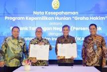 PT Bank Tabungan Negara (Persero) Tbk (BTN) menandatangani Nota Kesepahaman (MoU) Program Kepemilikan Hunian &ldquo;Graha Hakim&rdquo; dengan Ikatan Hakim Indonesia (IKAHI) dalam penyediaan fasilitas pembiayaan perumahan bagi para hakim di bawah naungan Mahkamah Agung (MA) RI. Kerja sama strategis ini merupakan bagian dari upaya BTN memperluas penetrasi kredit konsumer di lingkungan aparatur negara, khususnya di kalangan hakim untuk mendapatkan kemudahan memiliki rumah dengan berbagai fasilitas menarik