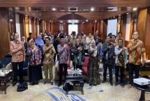 Pembicara dan peserta dalam Training of Trainer (ToT) Ekonomi dan Keuangan Syariah bagi Jurnalis 2025