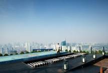 SKYE rooftop legendaris di puncak Menara BCA lantai 56
