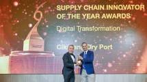Direktur Cikarang Dry Port Benny Woenardi saat mewakili Cikarang Dry Port menerima penghargaan di ajang Supply Chain Asia Awards 2025