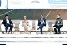 (kiri-kanan). Talkshow ini diisi oleh Akademisi dan praktisi KH Cholil Nafis, Ekonom senior INDEF Aviliani dan Direktur Utama BSI Anggoro Eko Cahyo di BSI Tower Jakarta. 