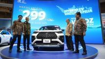 Presiden Direktur PT Toyota-Astra Motor (TAM) Hiroyuki Ueda (keempat kiri), Presiden Direktur PT Toyota Motor Manufacturing Indonesia (TMMIN) Nandi Julyanto (keempat kanan), Wakil Presiden Direktur TAM Henry Tanoto (ketiga kiri) dan Wakil Presiden Direktur TMMIN Bob Azam (ketiga kanan) berfoto&nbsp; bersama New Veloz Hybrid EV