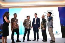W&auml;rtsil&auml; mendukung Electricity Connect 2025 dan mengadakan diskusi Energy Transition Roundtable (Kamis, 20/6/2025) yang berfokus pada peningkatan stabilitas jaringan listrik Indonesia dan mendukung pusat data berbasis AI melalui teknologi mesin yang fleksibel. Kari Punnonen, Energy Business Director, Australasia, W&auml;rtsil&auml; Energy (ketiga dari kanan) tengah berbincang bersama Febron Siregar, Sales Director, W&auml;rtsil&auml; Energy (kedua dari kanan), Fabby Tumiwa, CEO Institute for Essential Services Reform (IESR) (k