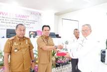 Acara Inovasi Sawit dibuka oleh kepala Dinas Peternakan dan Perkebunan Pasangkayu Dr. Abidin dan dihadiri oleh Anggota Dewan Pengawas Aspekpir Indonesia Herdrajat Natawidjaja, Ketua Aspekpir Sulbar Budi Yanto, Senior Analis UMKM BPDP Anwar Sadat yang hadir secara online
