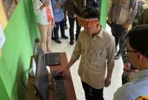 Wakil Presiden Republik Indonesia Gibran Rakabuming Raka mencoba salah satu perangkat teknologi yang diberikan Acer Indonesia kepada SMP Negeri 14 Nuni