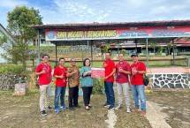 Penyerahan Bantuan 111.500 GB kuota internet Telkomsel kepada perwakilan SMK Negeri 1 Bengkayang.