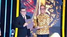 Menteri Perindustrian Agus Gumiwang Kartasasmita berfoto bersama Pemimpin Redaksi Detikcom Alfito Deannova Ginting setelah menerima penghargaan kategori Tokoh Akselerator Transformasi Hijau 