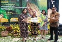 Kick Off program pemberdayaan kelompok petani kakao perempuan di Kampung Merasa, Kabupaten Berau, Kalimantan Timur oleh Maybank Indonesia dan YKAN. 