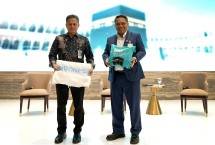 (kiri-kanan). Simbolik kesiapan pelayanan ibadah haji dilakukan oleh Kepala Biro Humas Kementerian Haji dan Umrah RI Hasan Afandi (kiri) dan Direktur Sales & Distribution BSI Anton Sukarna (kanan) di BSI Tower Jakarta (28/11).
