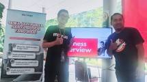 Marketing Manager movus, M Rois Am berfoto bersama salah satu konsumen movus