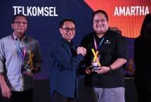 Direktur IT Digital Telkom Indonesia Faizal Rochmad Djoemadi saat memberikan penghargaan pada pemenang kategori &ldquo;The Best Synergy Collaboration&rdquo; pada acara Synergy Innovation Week 2025 di Bandung pada Kamis (27/11).