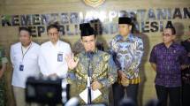 Mentan Andi Amran Sulaiman saat konferensi pers penyaluran bantuan untuk korban bencana di Sumbar, Sumut, dan Aceh