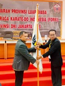 Penyerahan Pataka Bendera putih dari Pimpinan Sidang Musprovlub Anwar Samson, S.E. kepada Ketua Umum FORKI DKI Jakarta terpilih Mayjen TNI Herianto Syahputra, S.I.P., M.Si.