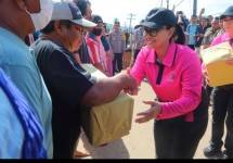 Juliati hadir di posko pengungsian warga terdampak banjir yang berlokasi di GOR Pandan, Tapanuli Tengah. Di sana, ia melihat langsung situasi para ibu dan anak yang mengungsi akibat banjir besar yang melanda wilayah tersebut.