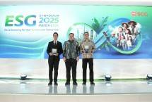 (Kiri ke kanan) H.E. Mr. Prapan Disyatat, Ambassador of the Kingdom of Thailand to the Republic of Indonesia, Thammasak Sethaudom, President & CEO SCG., Sekretaris Badan Standardisasi dan Kebijakan Jasa Industri (BSKJI)