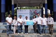 Serah terima sejumlah tempat sampah kategori plastik oleh Yayasan WINGS Peduli kepada Pemda Pangandaran dan BSI Sahate sebagai mitra pengelola.