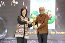 Direktur Keuangan dan SDM PT Semen Baturaja Tbk, Rahmat Hidayat (kanan) menerima trofi penghargaan Asia Sustainability Reporting Rating (ASRRAT) peringkat Gold pada acara seremoni penganugerahan ASRRAT 2025 di The Westin Resort Nusa Dua, Bali, pada Jumat (28/11/2025).
