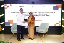 Direktur Utama Telkom Dian Siswarini (kanan) saat memberikan cinderamata kepada Menteri Koordinator Bidang Perekonomian RI (Menko Perekonomian) Airlangga Hartarto (kiri) saat acara monitoring pelaksanaan program pemagangan lulusan perguruan tinggi di lingkungan TelkomGroup 