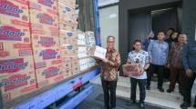 Menperin Agus Gumiwang Kartasasmita saat melepas bantuan kemanusiaan untuk korban bencana di Aceh, Sumbar, dan Sumut