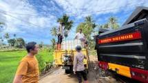 Tim Ransus Water Treatment Satbrimob Polda Sumbar gerak cepat hadirkan layanan penyediaan air bersih dan percepat pemulihan Pemukiman.