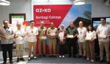 Gregory S. Widjaja dan Teresa Wibowo, Direktur PT Aspirasi Hidup Indonesia Tbk, bersama perwakilan Pemerintah Kota Jakarta Barat, saat simbolisasi AZKO Berbagi Cahaya.