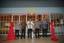 Direktur Utama Q Square Lifestyle Park Bogor Sung Ta Chuan (kedua kanan), Direktur Cinema XXI Dody Suhartono (tengah), Head of Government Relations Cinema XXI Suprayitno (kedua kiri), Head of Business Development Cinema XXI David Sadeli (kiri), dan Direktur Q Square Lifestyle Park Bogor Eric Sung (kanan) menggunting pita bersama menandai peresmian pembukaan Q Square XXI di Q Square Lifestyle Park, Bogor, Kamis (27/11).