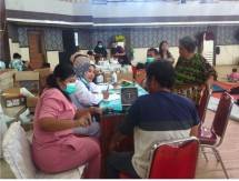 Sejumlah penyintas bencana banjir dan longsor yang tengah mengungsi di GOR Pandan, Tapanuli Tengah (Tapteng) tengah memeriksakan kesehatannya di Posko Kesehatan yang disediakan pemerintah. Kepala Dinas Kesehatan Kabupaten Tapteng (kanan), Lisnawati Panjaitan, di Pusat Informasi dan Media Center Kementerian Komunikasi dan Digital (Kemkomdigi), di GOR Pandan, Tapteng, Sumut, Jumat (5/12/2025) menegaskan bahwa pelayanan kesehatan bagi warga terdampak bencana banjir dan longsor di Tapteng, Sumatra Utara (Sumut)