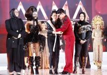 Arman Armano memberikan penghargaan AAMA Icon 2025 kepada Fara Fibula di ajang AAMA Awards 2025.