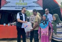 Pejabat Eksekutif BRI Life Aestika Gunarto saat menyampaikan donasi 