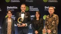 CEO Mowilex Niko Safavi (kedua kiri), didampingi CMO Johanna Daunan (kiri), CSCO Yossy Tresinya Prameswari (kedua kanan), dan CFO Rizal Iswara (kanan) saat menerima Penghargaan Deloitte &ldquo;Best Managed Company&rdquo; untuk Keempat Kalinya.