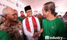 Gubernur Anis Baswedan, Direktur Kepatuhan Bank DKI, Budi Mulyo Utomo melihat denah lokasi usai meresmikan Kantor Kas Bank DKI dan peresmian UPB Pasar Senen Blok III & VI (Foto Rizki Meirino)