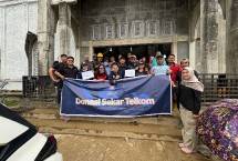 Penyaluran dukungan kemanusiaan dan bantuan logistik untuk para pengungsi dari TelkomGroup.