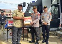 Kapolri Jenderal Listyo Sigit Prabowo meninjau posko pengungsian bencana alam di wilayah Aceh Tamiang, Kamis (11/12/2025