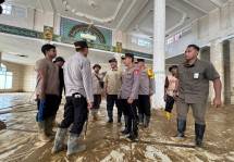 Kapolri Jenderal Listyo Sigit Prabowo meninjau langsung proses pembersihan Sekolah Dasar (SD) dan Masjid yang terdampak bencana alam di Aceh Tamiang, Kamis (11/12/2025).