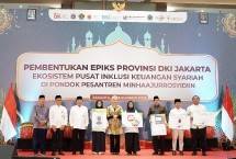 Wakil Direktur Utama PT Bank Syariah Indonesia Tbk (BSI) Bob T. Ananta (tiga dari kiri) turut hadir bersama Kepala Eksekutif Pengawas Perilaku Pelaku Usaha Jasa Keuangan, Edukasi, dan Pelindungan Konsumen OJK Friderica Widyasari Dewi (lima dari kiri) dalam acara Pembentukan EPIKS (Ekosistem Pusat Inklusi Keuangan Syariah) pertama di Pesantren Minhaajurrosyidiin Jakarta.