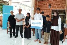 Pengurus JUFI bersama Tim Yayasan Amaliah Astra di PKBM Al Falah Bekasi, melaksanakan pemeriksaan mata gratis sekaligus pemberian kacamata